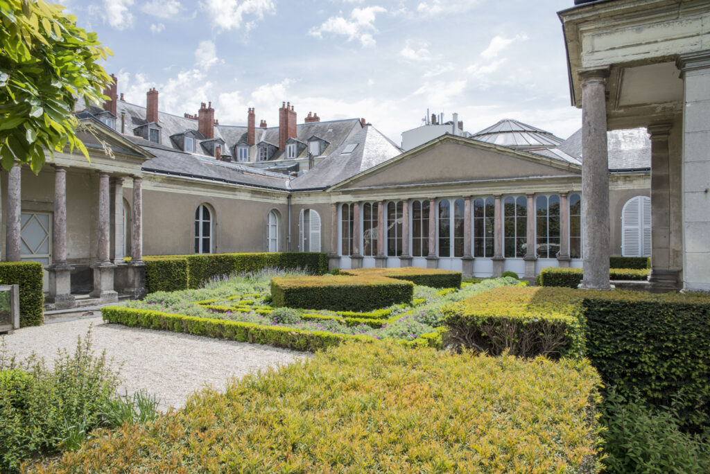 Jardin et colonnade de l'hôtel Demarie-Valentin, Muséum d'Angers - Okapie49 [Pseudo Wikipédia] | CC BY-SA 4.0