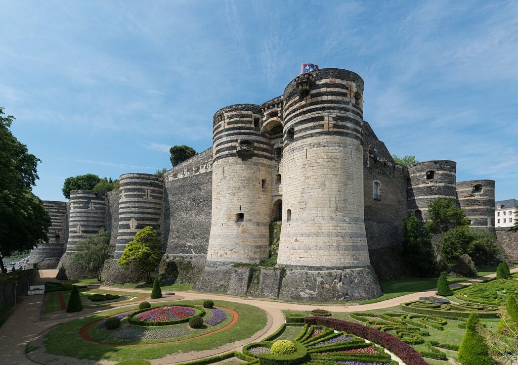 Vue de la façade sud, la porte des Champs et des fossés-jardins du château - DXR [Pseudo Wikipédia] | CC BY-SA 4.0